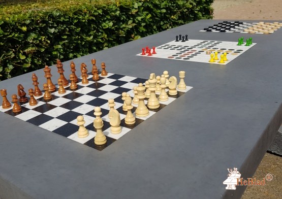 Spieltisch Antrazit Beton mit Schach-Dame-Ludospiel