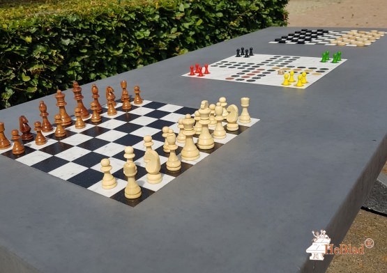 Spieltisch Antrazit Beton mit Schach-Dame-Ludospiel