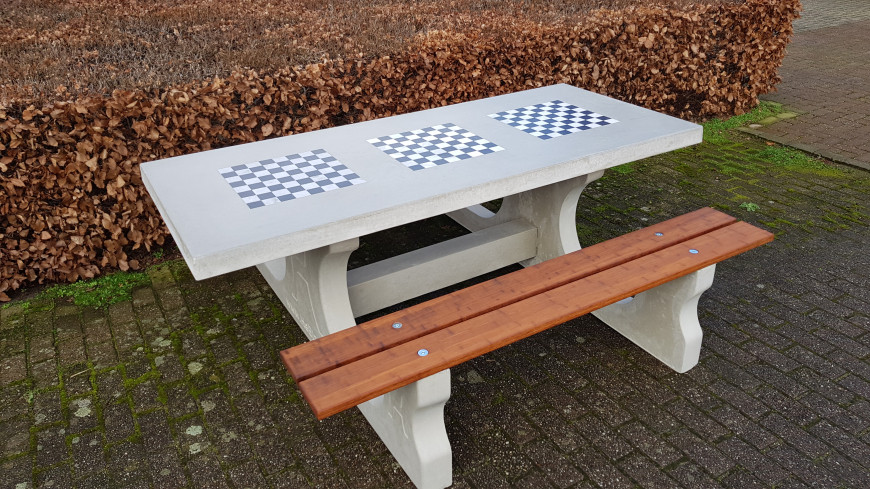 Spieltisch aus Naturbeton mit 3 Schachbrettern