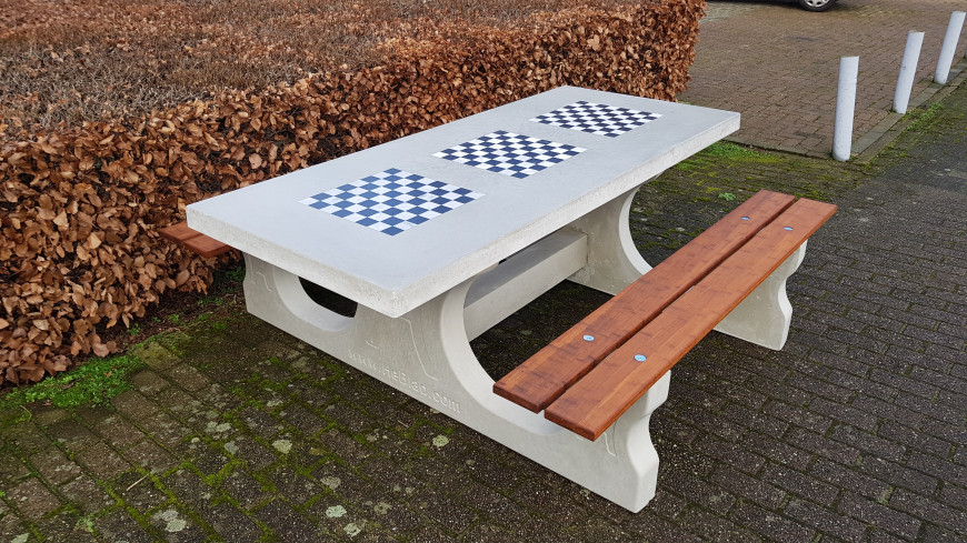 Spieltisch aus Naturbeton mit 3 Schachbrettern