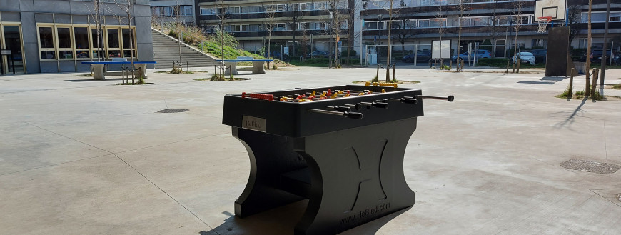 Tischkicker und Tischtennisplatten auf dem Schulhof