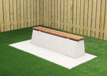 Bank aus Beton mit Sitzen aus Bambus