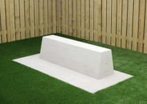 Banc en béton d‘une seule pièce. Repose sur son propre poids.
