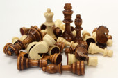 Set 32 Schachfiguren. 2 x 16 Figuren in den Farben Weiß und Braun