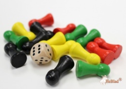 Set Spielfiguren mit einem Würfel